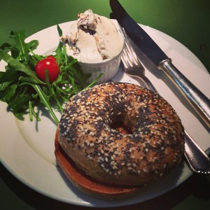 Kiwi+Peach: Berlin Food Guide, Bagel at Aunt Benny