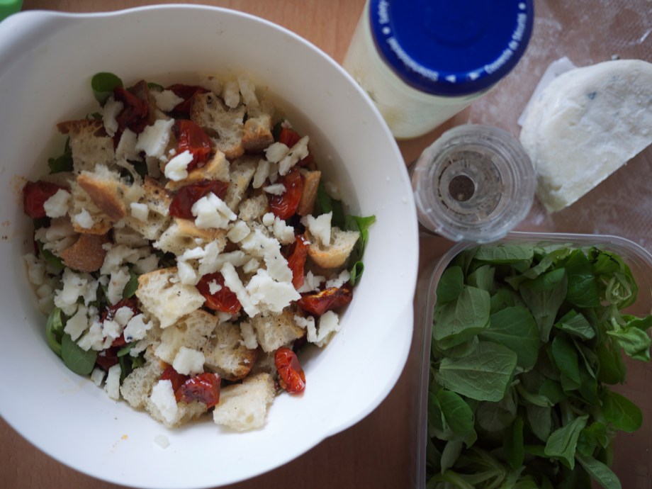 Kiwi+Peach: Tuscan Salad with Homemade Roasted Garlic Croutons