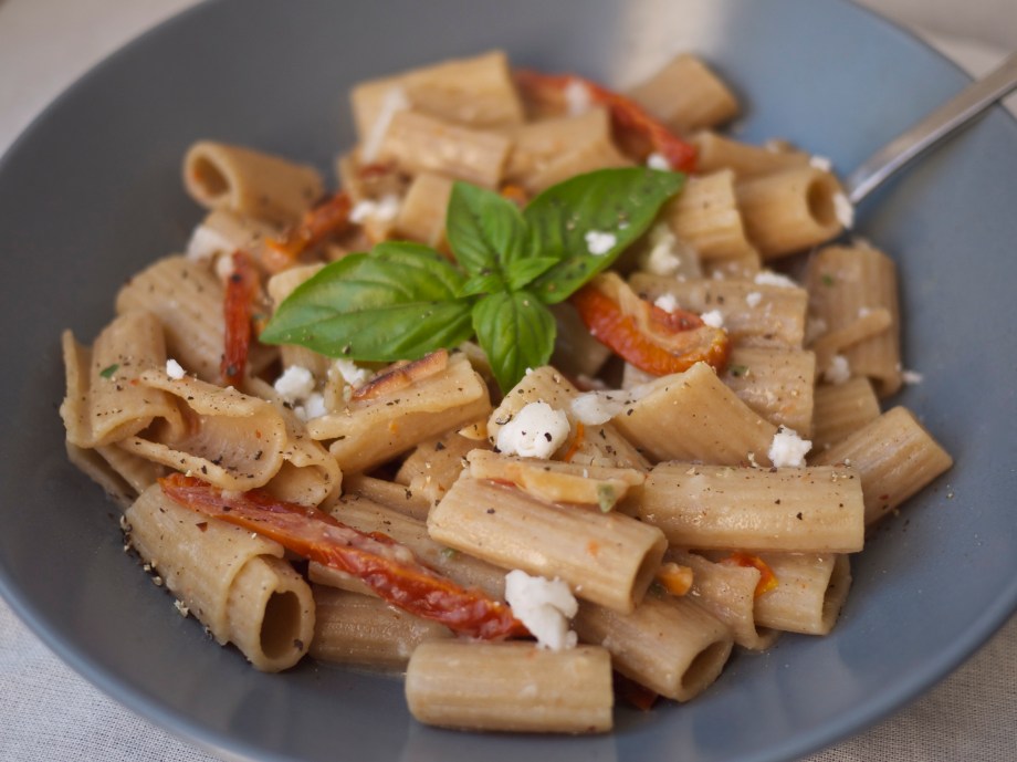 Kiwi+Peach: Creamy Goat Cheese Pasta with Sun-dried Tomatoes