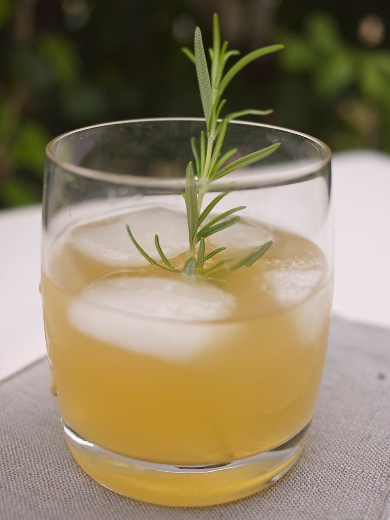 Rosemary and Maple Bourbon Lemonade | kiwi+peach