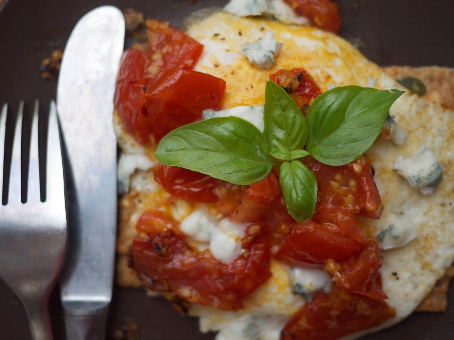 Sautéed Tomato and Garlic Fried Egg with Gorgonzola | kiwi+peach