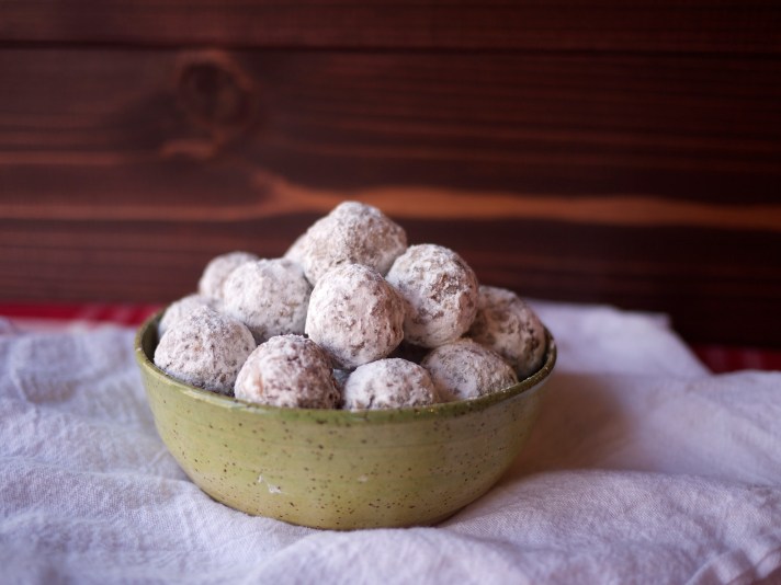 No-Bake Date Ball Cookies from Kiwi and Peach
