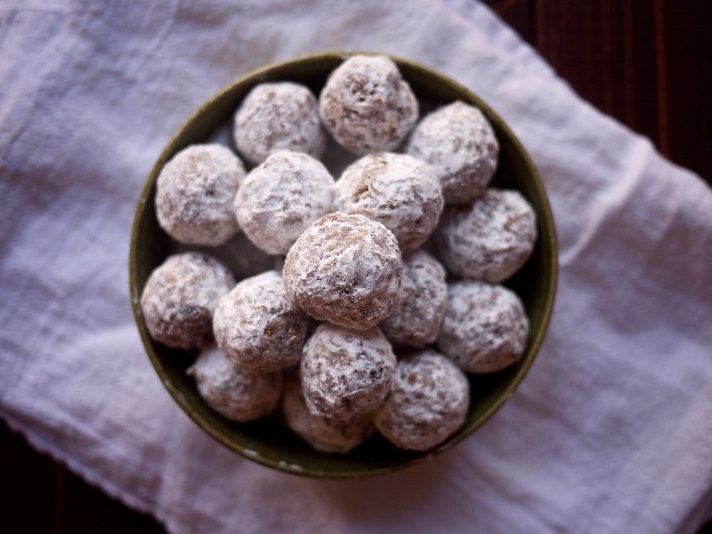 No-Bake Date Ball Cookies from Kiwi and Peach