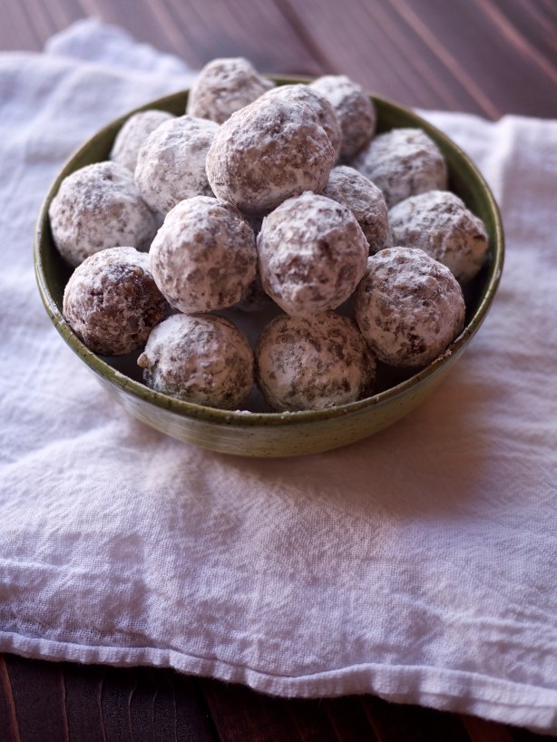 No-Bake Date Ball Cookies from Kiwi and Peach